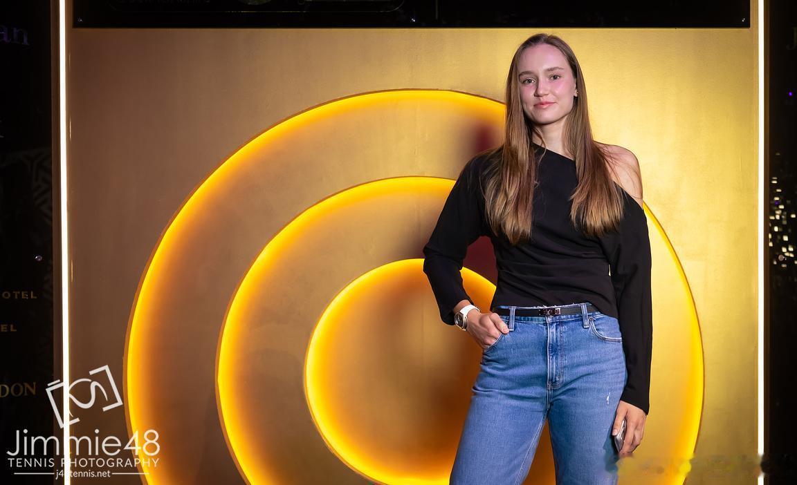 莱巴金娜球员晚宴靓照牛仔休闲装👕，依旧难掩美貌wta