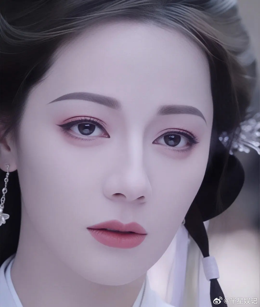 感觉这粉底有点儿太厚了 好假的感觉 