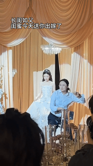 湖南，女子的父亲去世了，婚礼上，怀孕的闺蜜穿着衬衣和西裤，代替父亲送她出嫁。网友