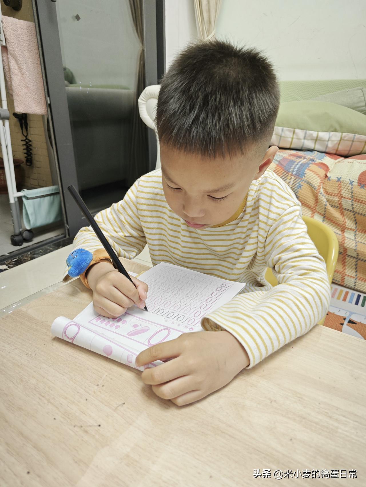 中班娃被逼着练写字，我突然慌了：到底该不该提前卷？
 
娃刚上中班，老师还没提写