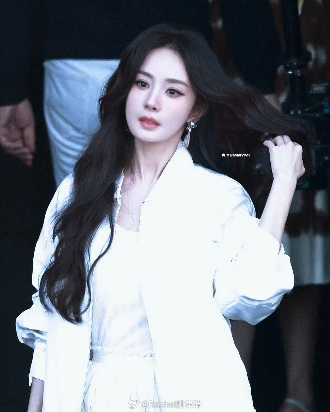 Prada全平台认领杨幂从出发到秀场，全球官方同步认证，实力与认可双向奔赴，优雅