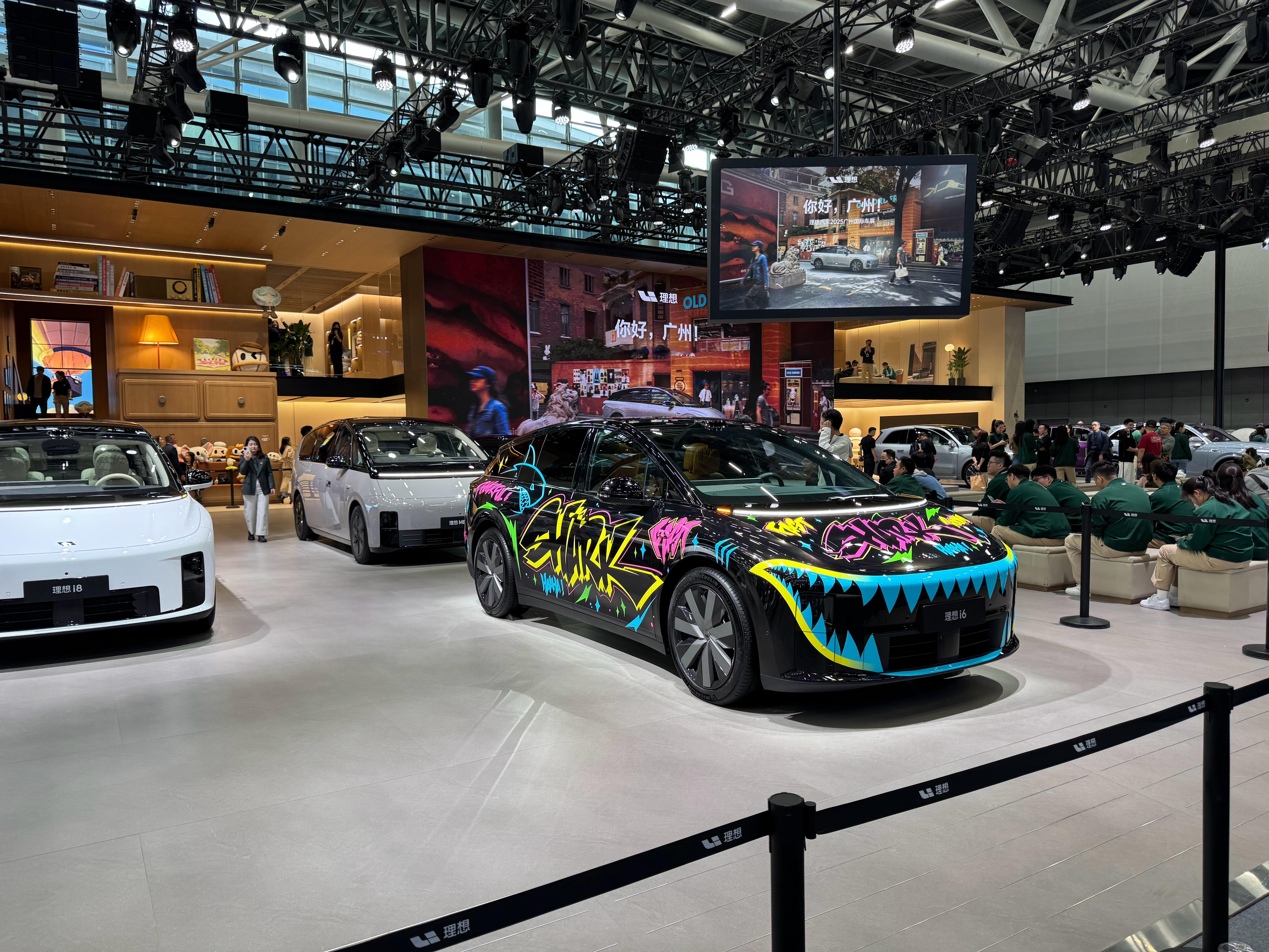 车主路过一下自己的车，等这个贴纸上架了，给 安排个鲨鱼涂装怎么样？ 