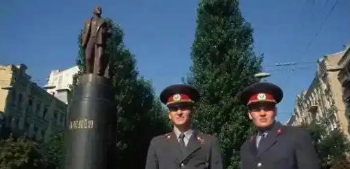 当年拖家带口投奔中国搞航母发动机的乌克兰专家，如今全成了白发苍苍的老人：专家村变