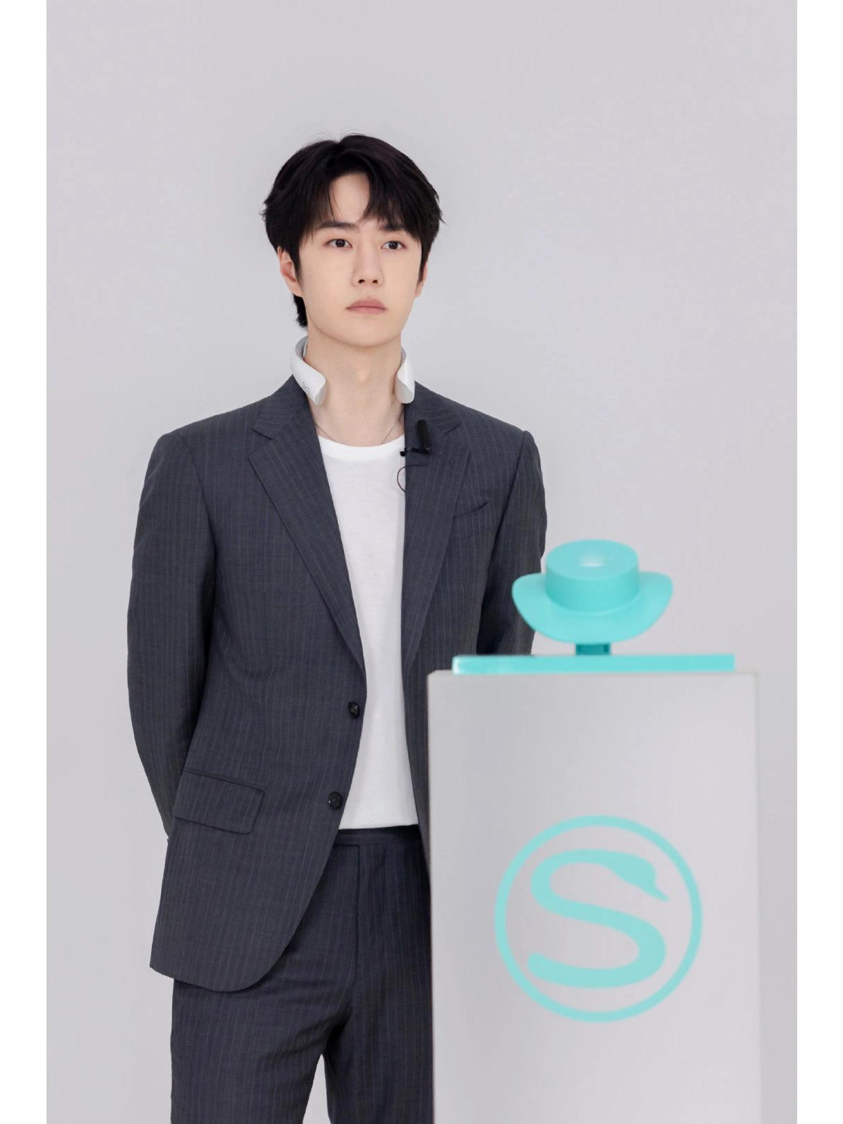 王一博SKG品牌全球代言人又在回味skg前两年的直播 宝老帅老帅啦王一博[超话]