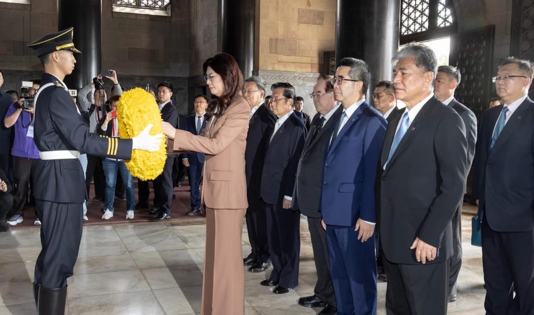 估计很多人都不明白：郑丽文本来先落地的上海，下了飞机就去了南京，然后又从南京返回