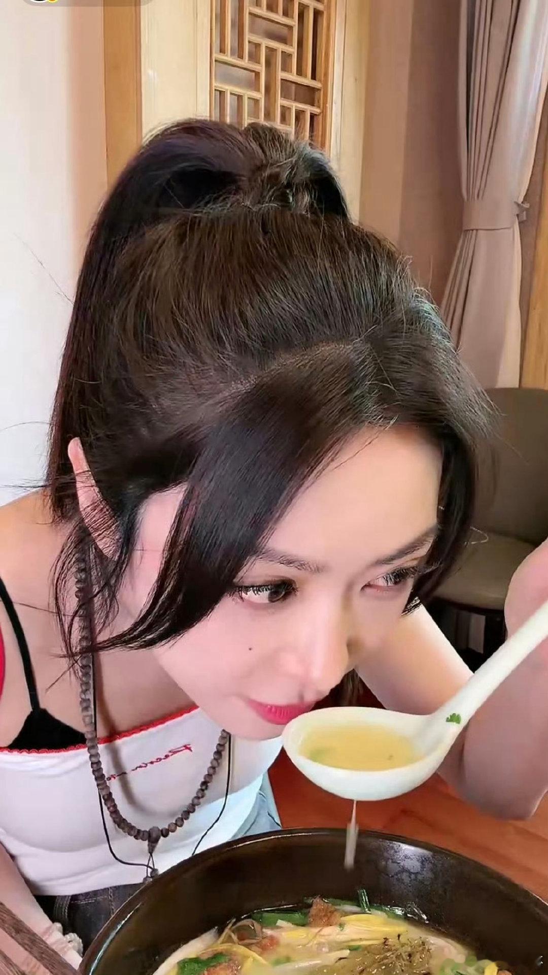 薛凯琪地狱厨神谁能抵挡直播吃米线的薛凯琪，地狱厨神再次登场，满满配料随心搭配，看