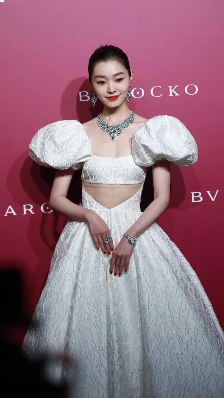 就没有宋轶不敢穿的裙子，抹胸裙只是她的基本操作。那么，高端操作是什么呢？那就是在