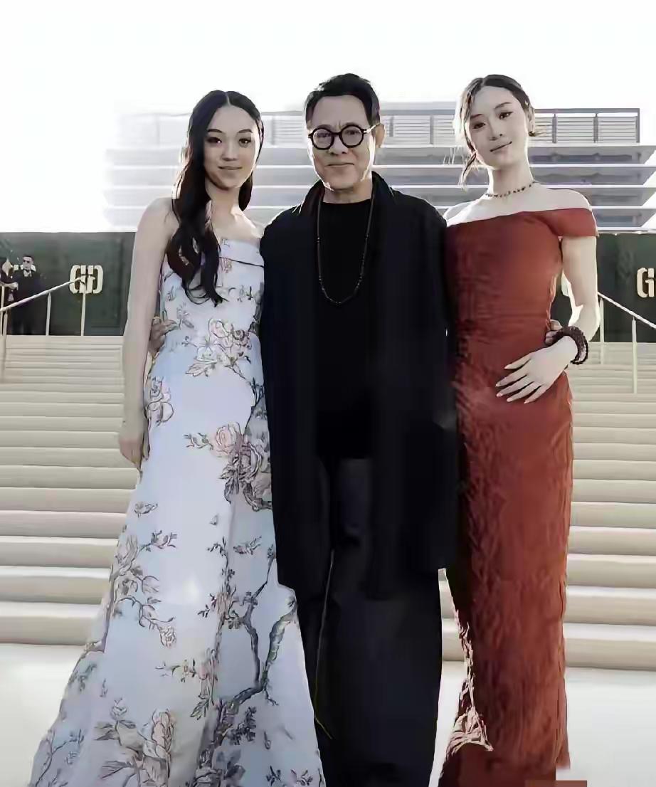 你们认识这位男人吗？
他在娱乐圈里鼎鼎大名，就算是成龙、洪金宝来了都是甘拜下风的