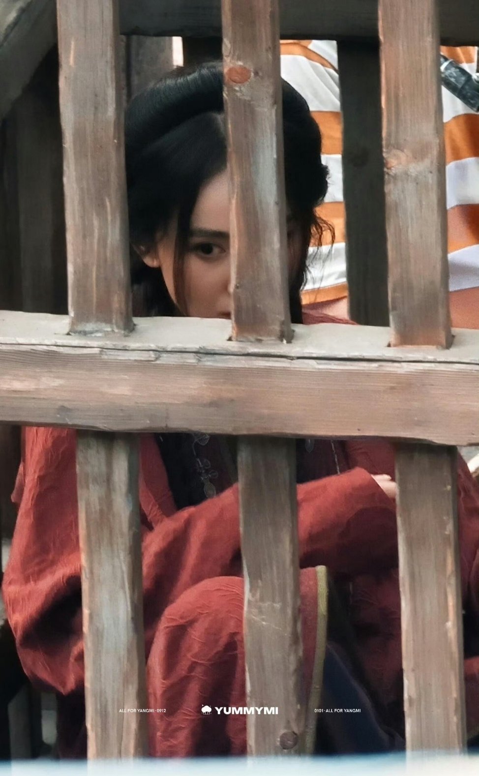 杨幂坐囚车路透美成这样 美人坐囚车吗这是？！真的好美啊啊啊！！！ 