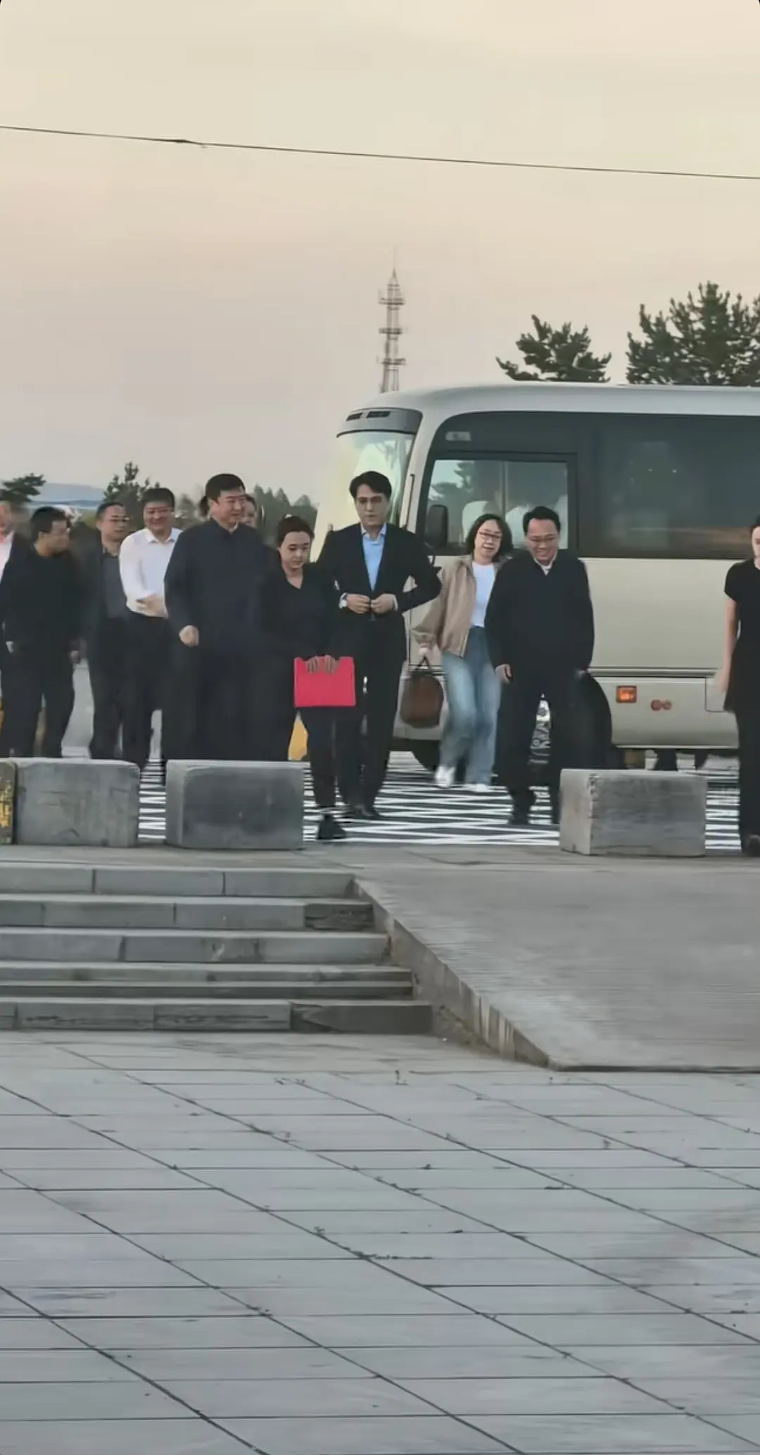 靳东老师现在越来越有范了！演而优则仕 