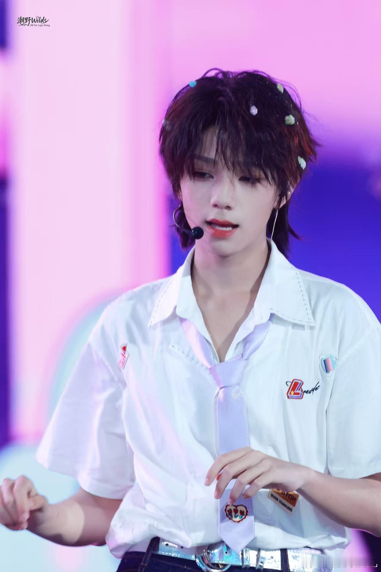 王橹杰比董洁亲儿子还小一岁我们的少年时代2同款清冷长相出圈，不少观众误以为两人现