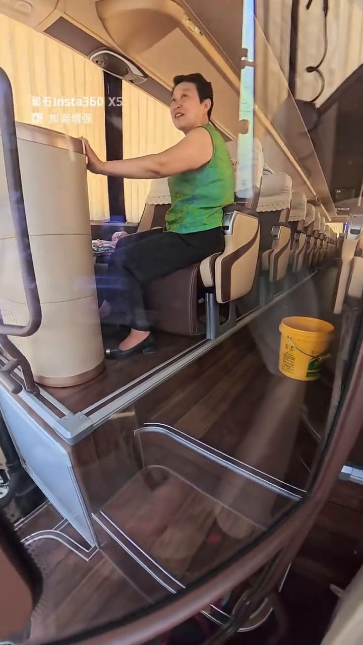 今天带着生我的，还有我生的人出车，走4小时下道。这一段太难走啦，都是坑。2点半出