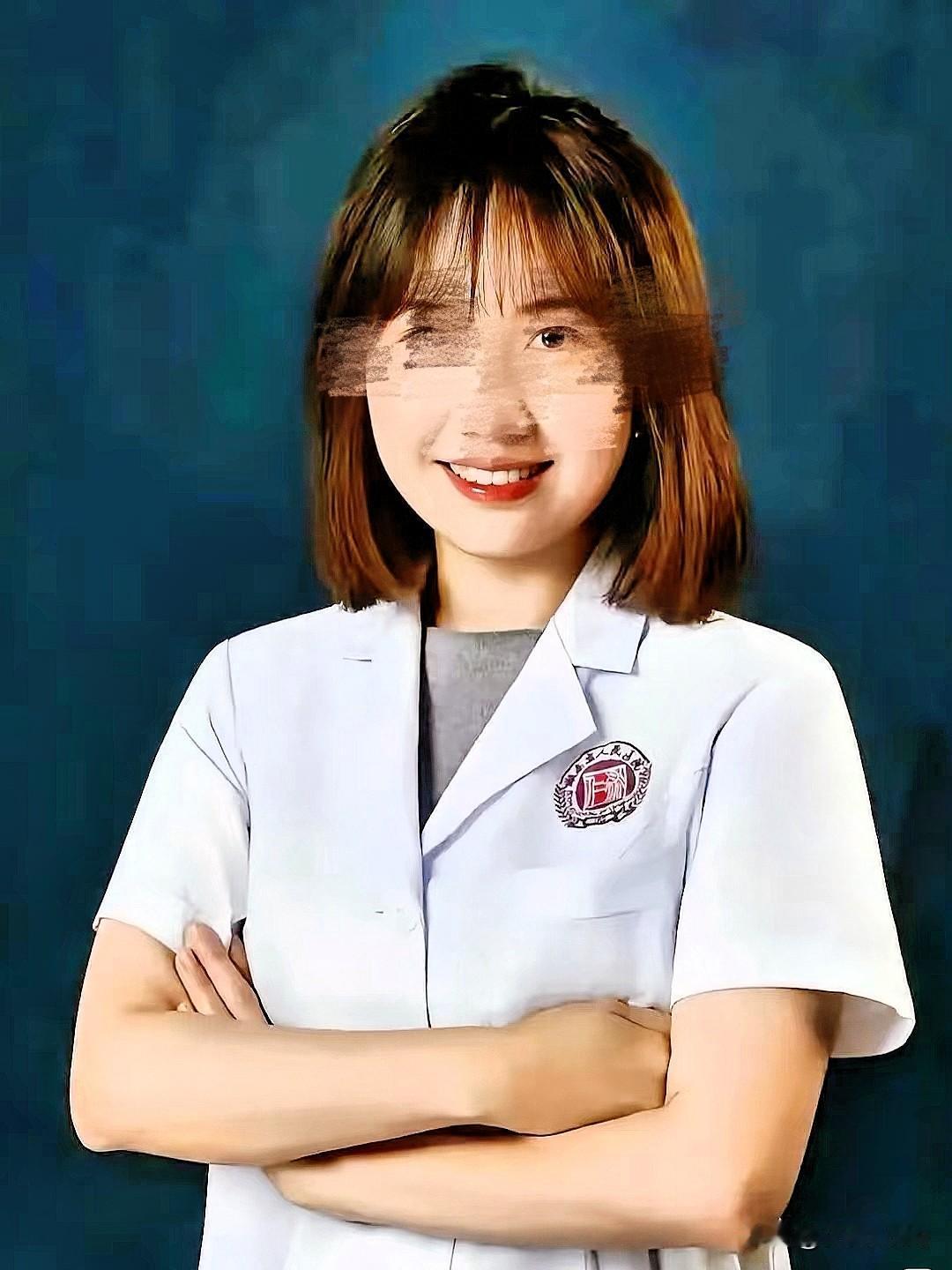 现在最大的压力
全给到曾医生身上了！
自从他父亲出面道歉，对着镜头鞠躬道歉，称给