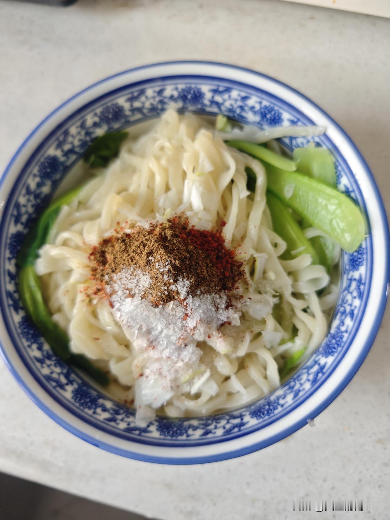 今天下午因为昨晚上值班，起的晚弄了一碗油泼面解决一下。