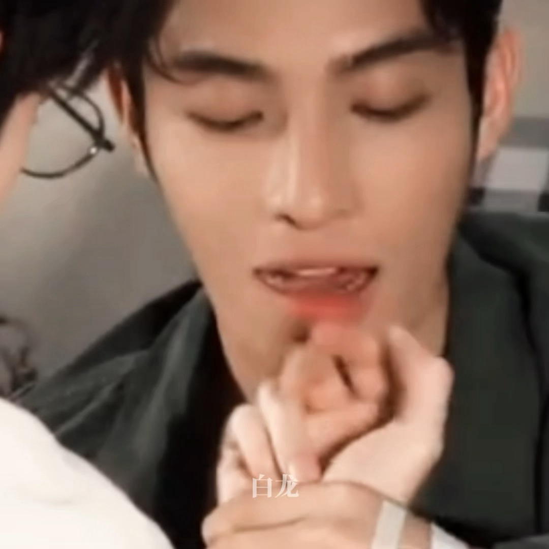 不是...我以为他只是张嘴作势要咬他怎么还伸👅啊？？？你要舔你哥的手吗