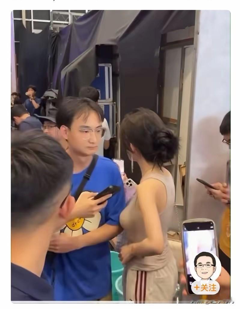 这名男子是用肘自卫还是反击？