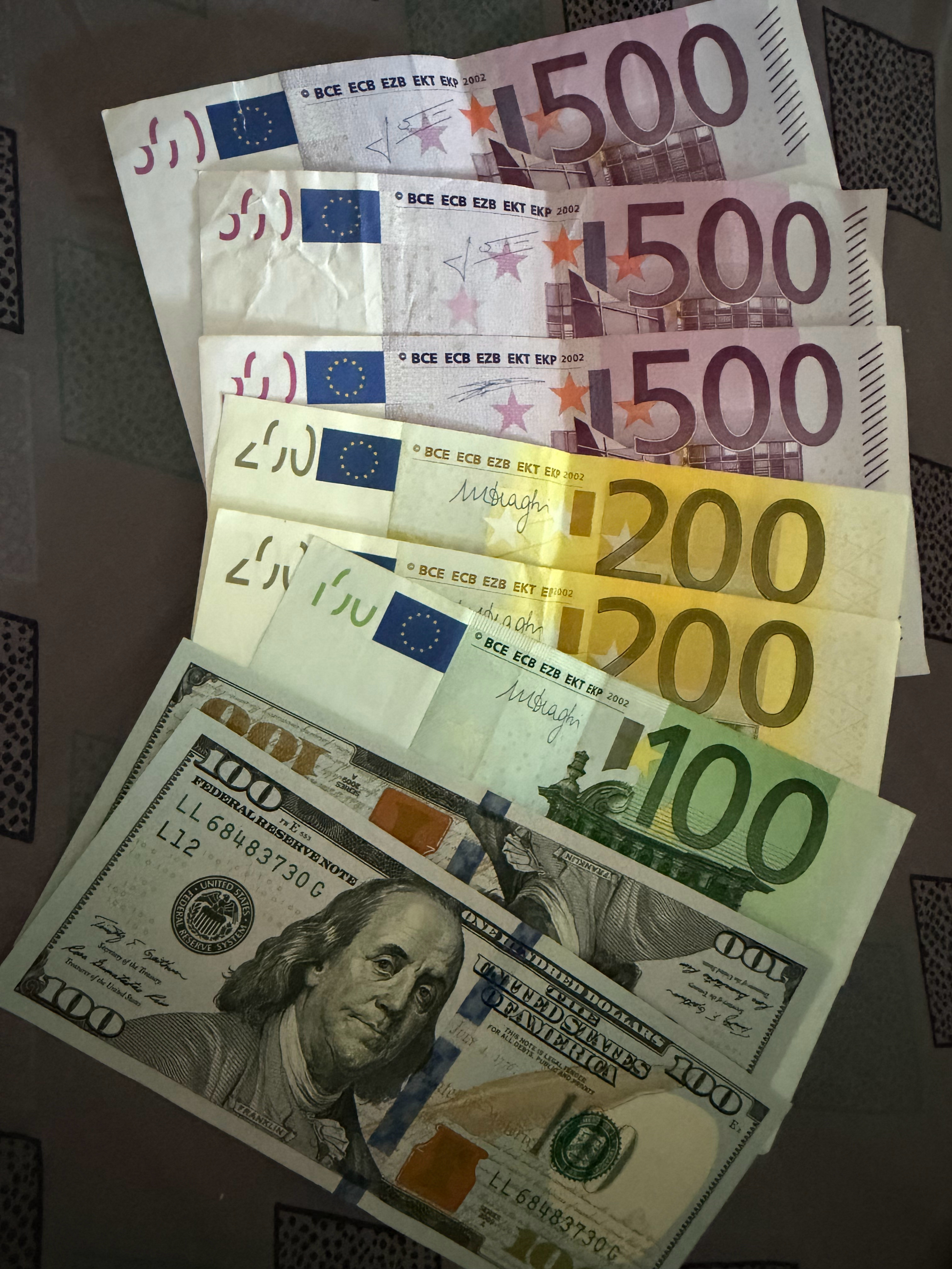 看到在找外币现金我想说我也找点小面值结果都好大我发现我家里至少有七八个国家的纸币