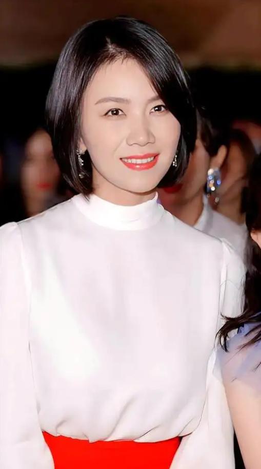 2014年，曹曦文嫁给马来西亚富商，婚后产下女儿，但因长期异地和家族观念等矛盾，