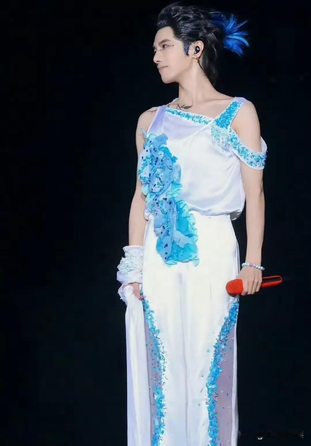 明星是真会玩“玩”，男女真的分不清！
华晨宇这个造型是真的很“艺术”，但是我们真