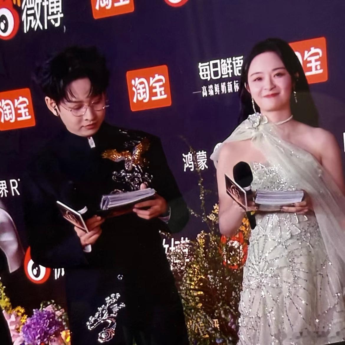 看到小齐的手卡：好夸张转头一看李莎：两眼一黑 