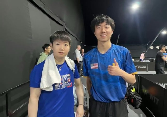 美国小选手与孙颖莎合影 这几天，孙颖莎在拉斯维加斯简直成了 “合影宠儿”！[哈哈