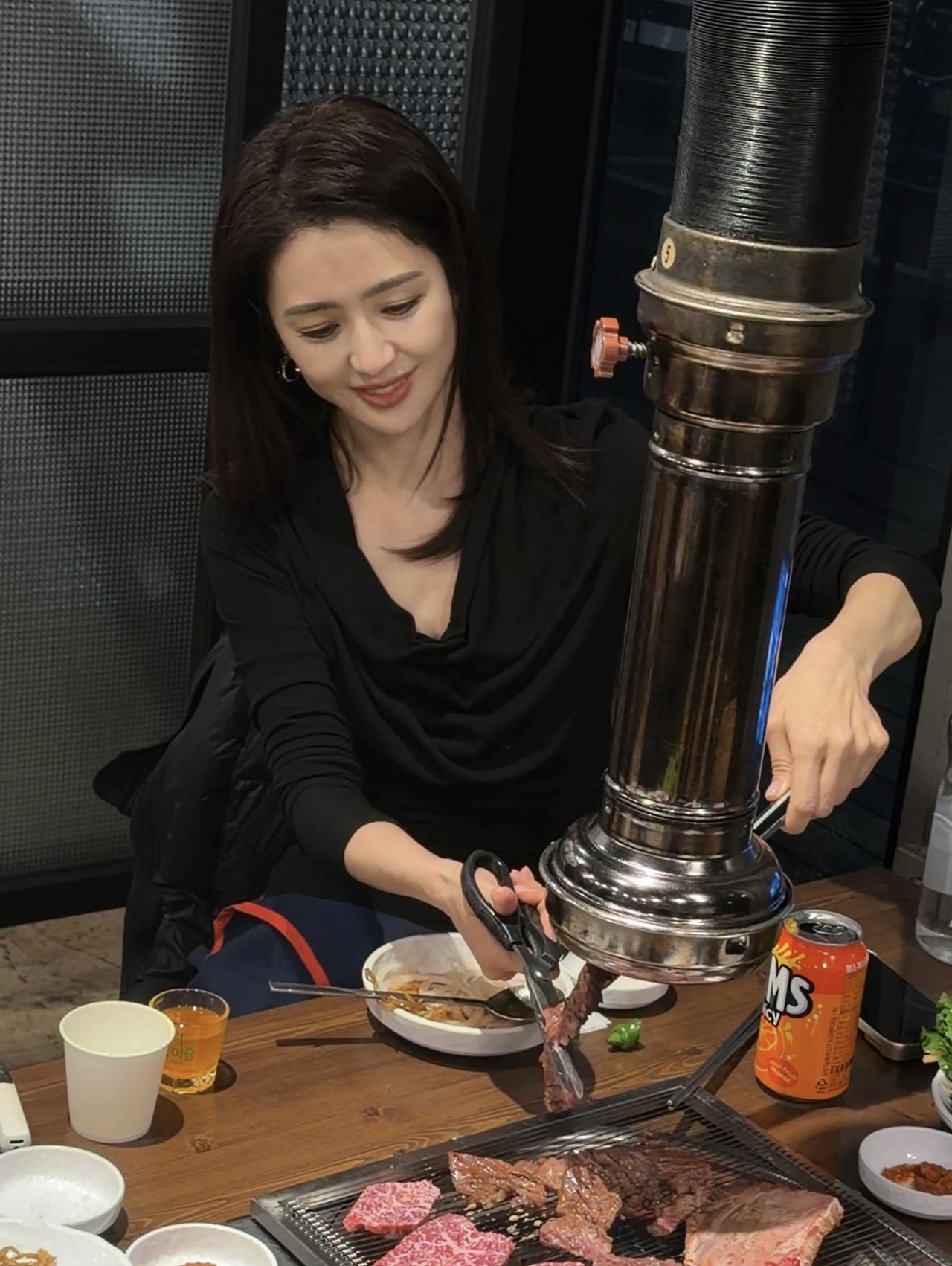 近日，佟丽娅现身韩国，在首尔和好友吃饭，她真的好美啊。

这张照片中，丫丫正在剪