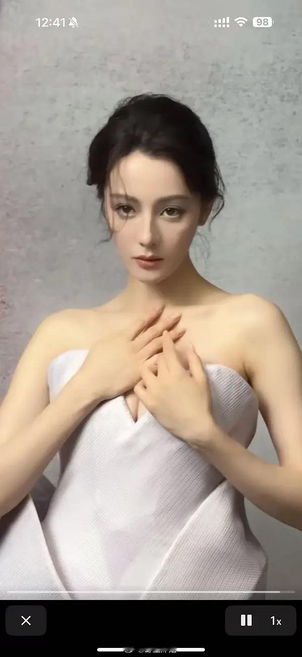 这是迪丽热巴工作室发的花絮 随便截一张都比拍的好看。。VOGUE金九单人封面 ​