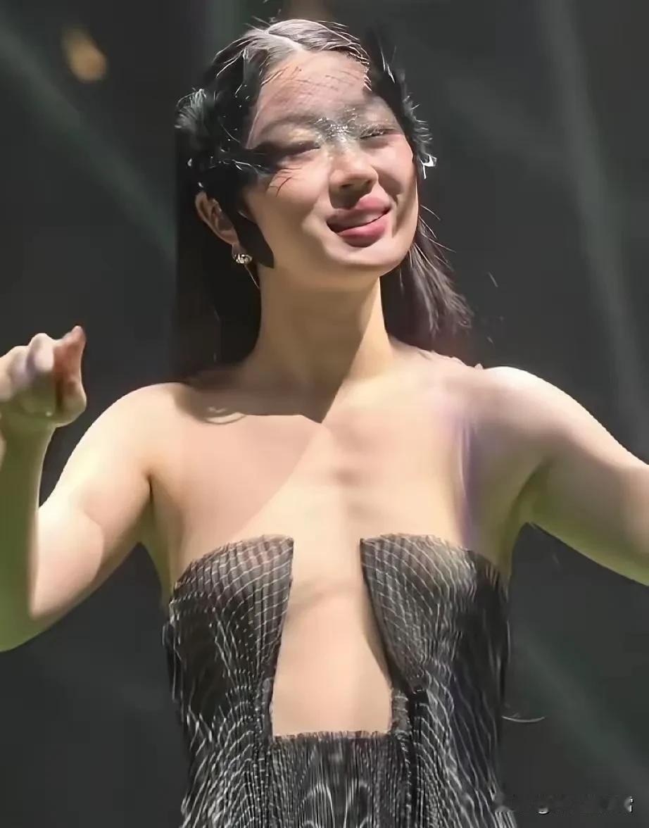 最近那个女歌手演唱会因为一件奇特的衣服在网上火了。

年轻的女歌手在衣不遮体的康