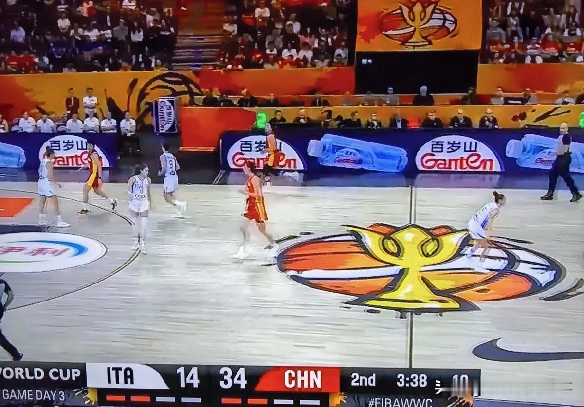中国女篮大胜意大利，老球迷早起坚守见证上半场真水平
这场71比51，真是个谜！