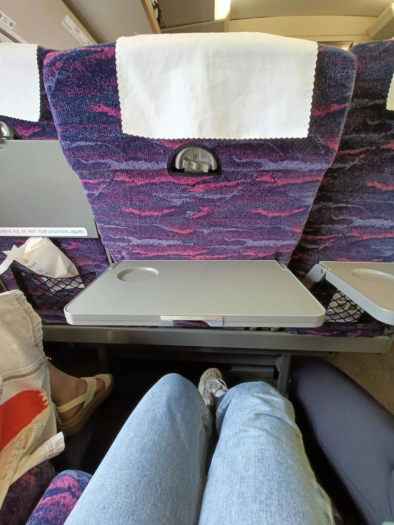 高铁上的小桌板是不能趴着睡吗？
上次坐高铁，乘务人员经过，旁边有个人在小桌板上趴