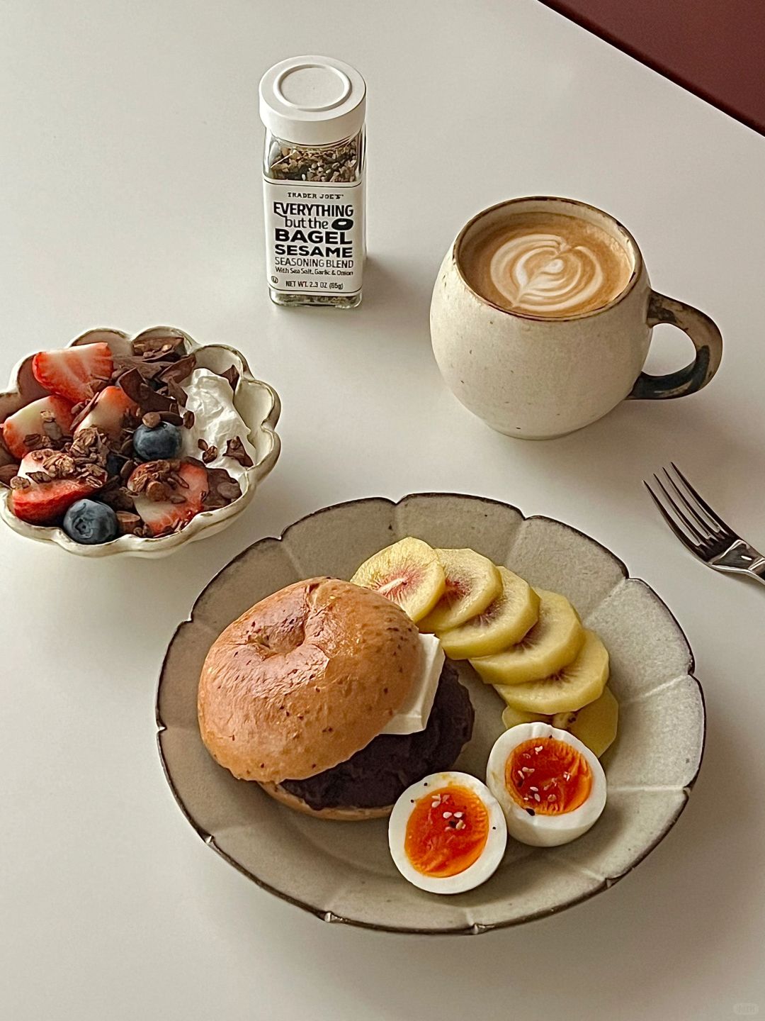 早餐｜红豆奶酪贝果🥯莓果酸奶碗🥣热拿铁☕️