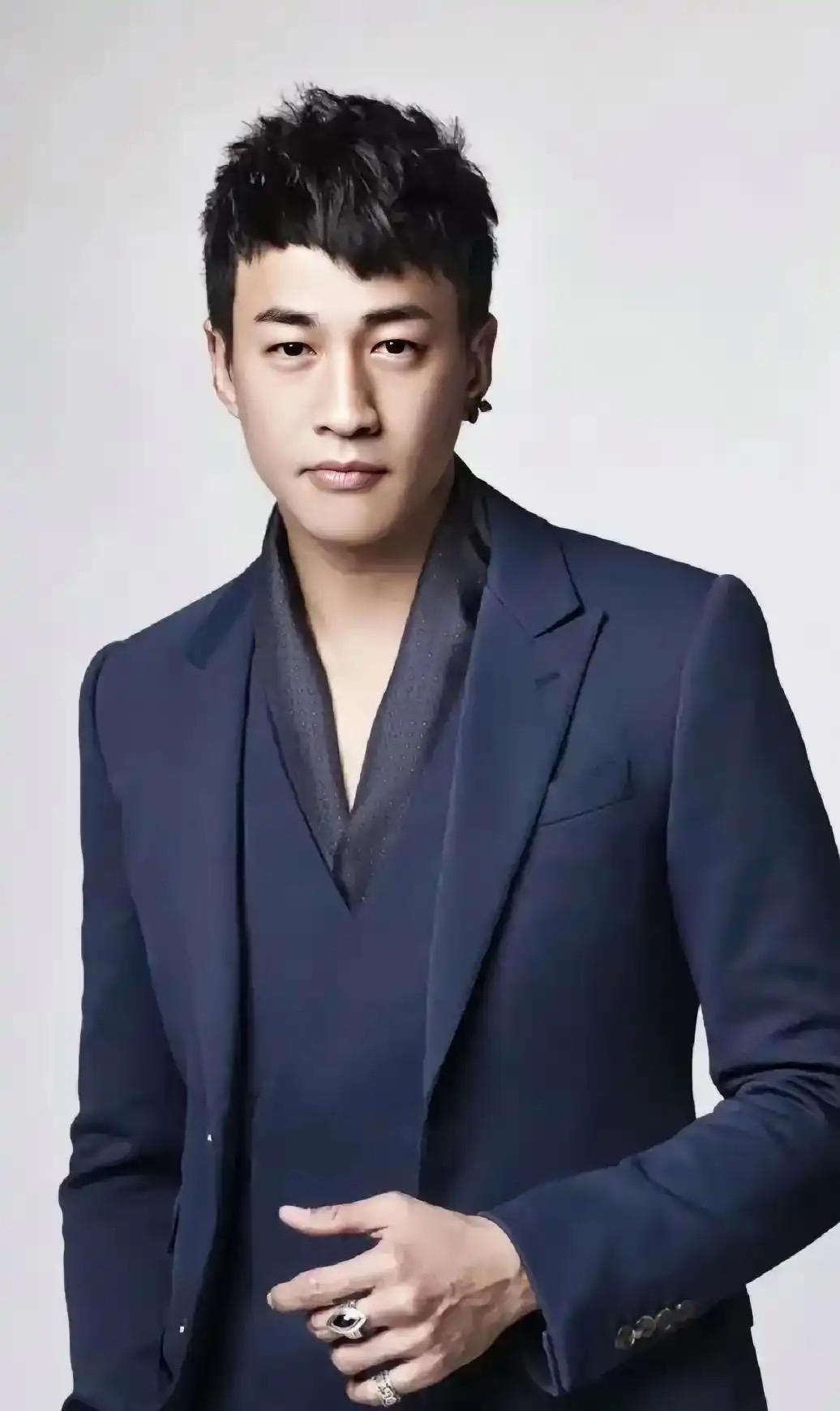 为什么项羽和吕布都找何润东演？就这么说吧，这俩角色门槛都很高，首先身高标准得要一