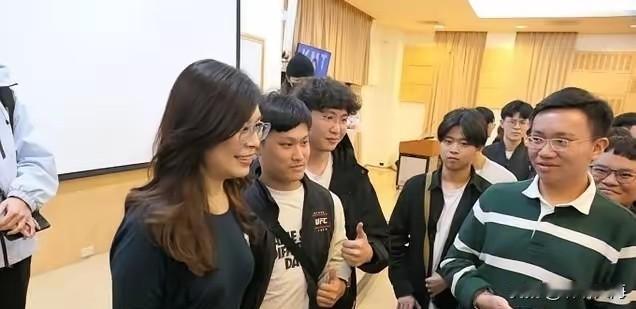 看了郑丽文和东吴大学学生的对话，心里堵得慌，满是难过和失望——真不是冲着郑丽文，