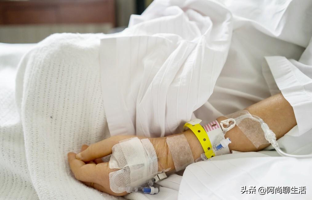 你在医院躺过一回，就知道结婚生子多好！
上个月我陪我妈住院，查出了问题要做手术。