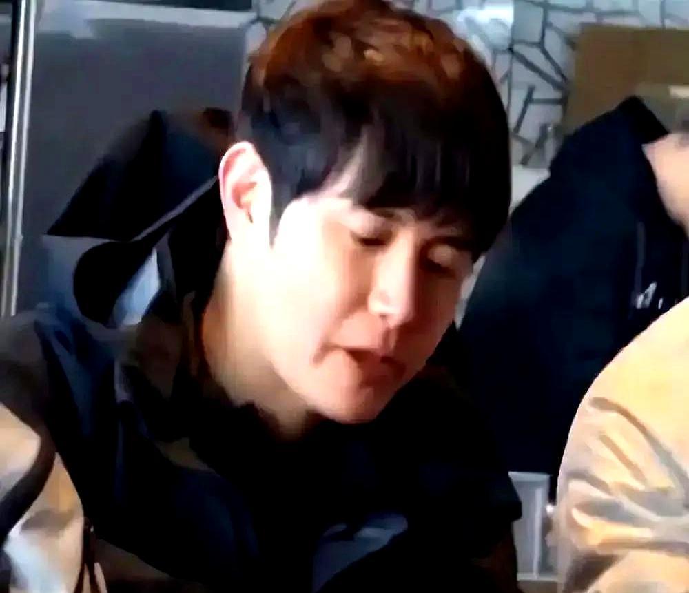 多给一分钱，全家必死。网红童锦程被索赔220万，直接撂下狠话。
 
女方抱着刚满