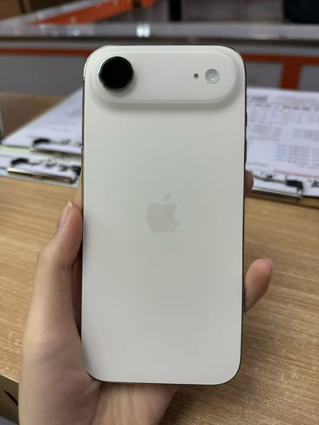 很想入手一台iPhone Air体验一下但是我一想到它是单扬声器，单摄，3000