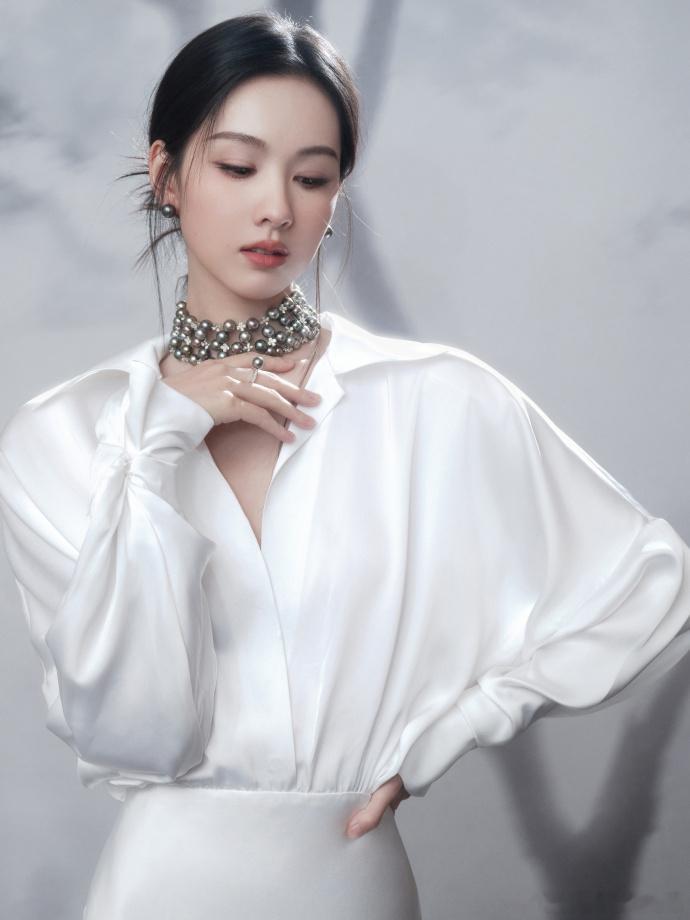 陈都灵白色系look陈都灵白色睡美人 陈都灵白色睡美人，陈都灵白色系look，咱