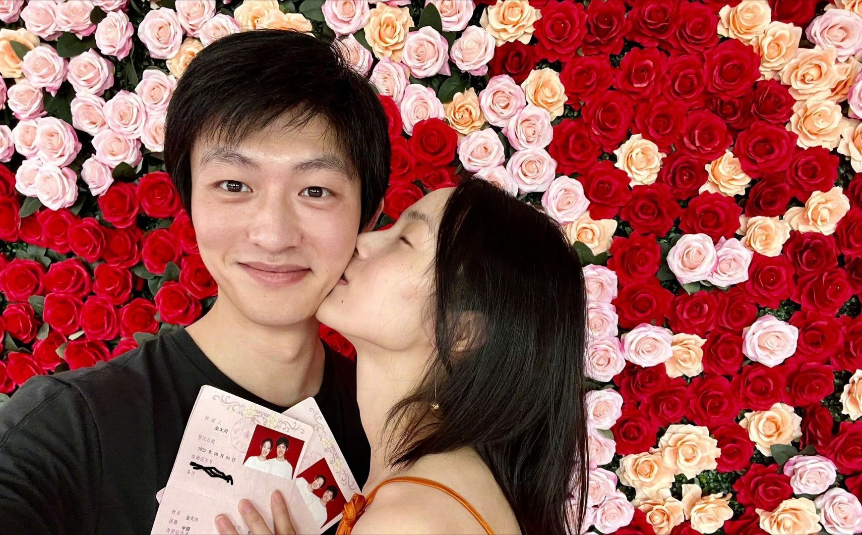 雎晓雯晒520礼物雎晓雯爱心自拍 雎晓雯用一组对镜自拍诠释520浪漫，清冷的五官
