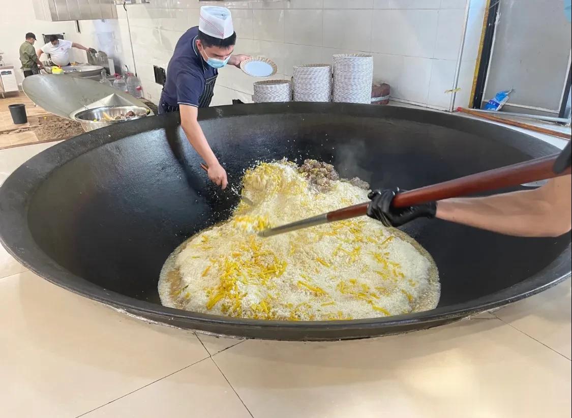 #乌鲁木齐头条# 这个抓饭我看锅也不小，直径有3米了吧，中午人多得很，这家馆子特