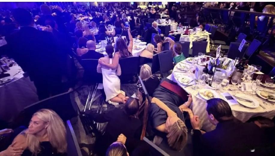 白宫晚宴突发枪击！特朗普直言：我是目标 31岁加州男子为何持枪闯宴？
 
当地时