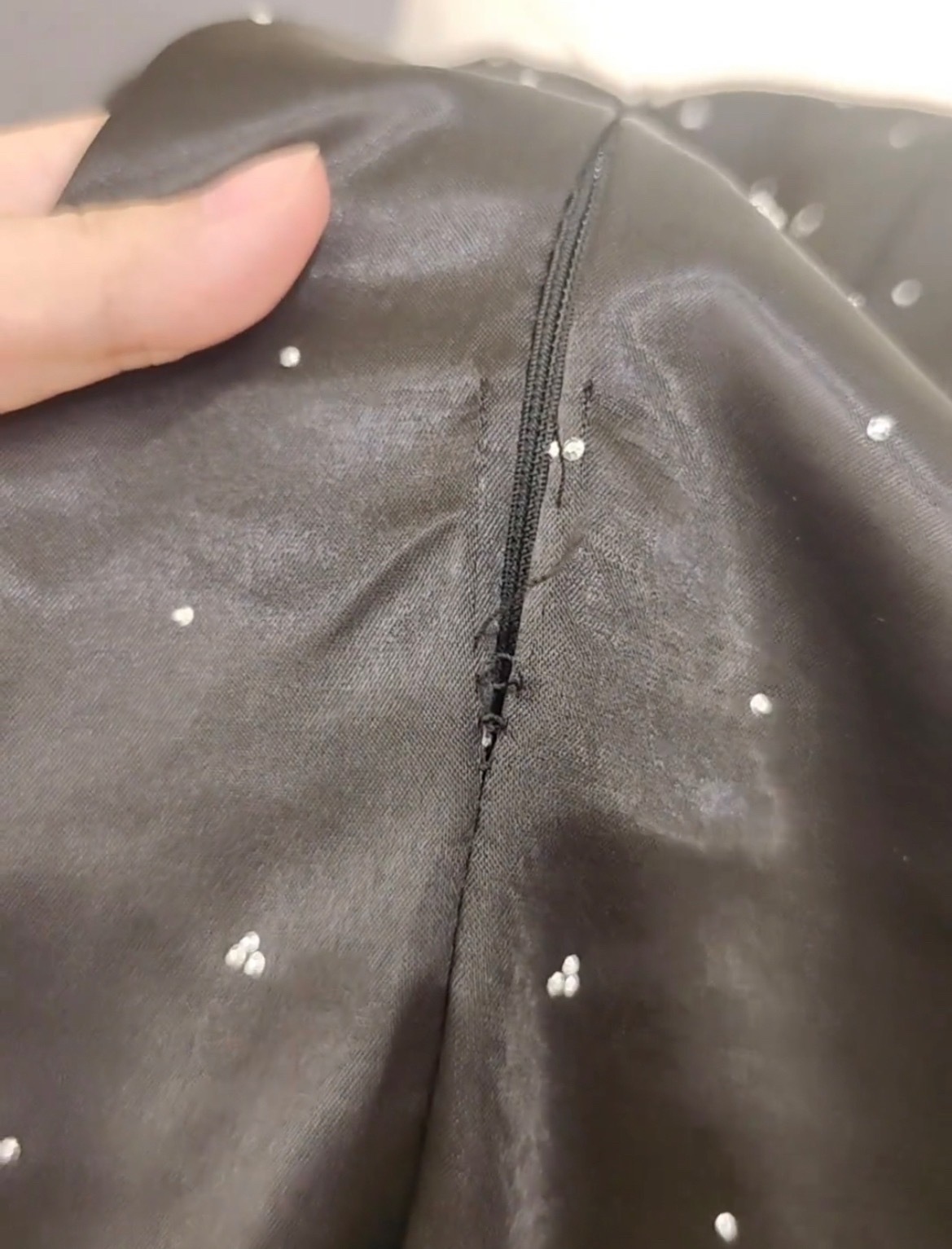【玉林某店的衣服有质量问题商家不处理】8月5日，网友爆料称：玉林市区某门店购买了