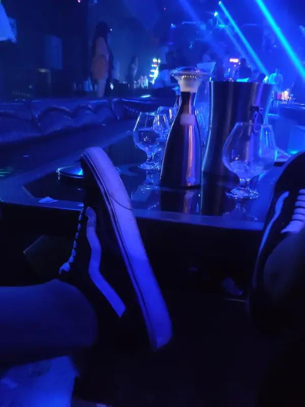 网恋就像开盲盒，刺激又充满未知。我有个朋友，在网上和一个女生聊得火热，每天从诗词