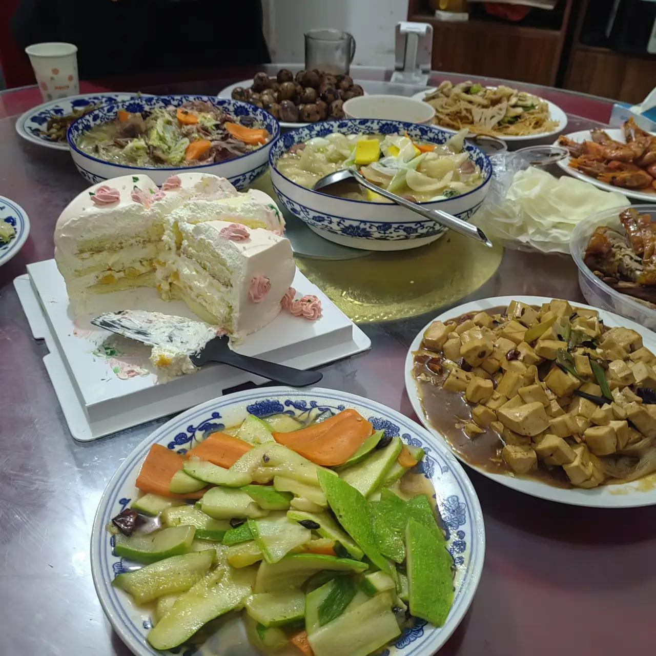 夏意浓浓展未来，
四季轮回皆希望。

（这对上下联以四季更替为主题，表达了对未来