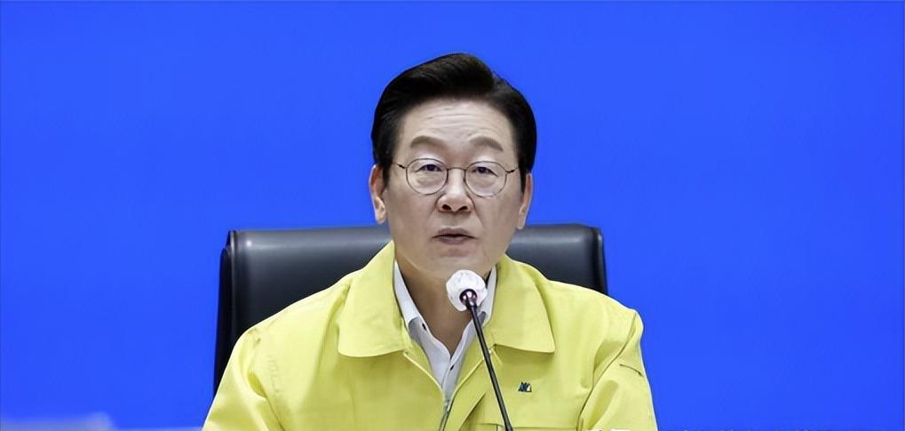 李在明跟尹锡悦最大的区别就在于，尹锡悦过于好面子，给人一副高高在上的样子。而李在