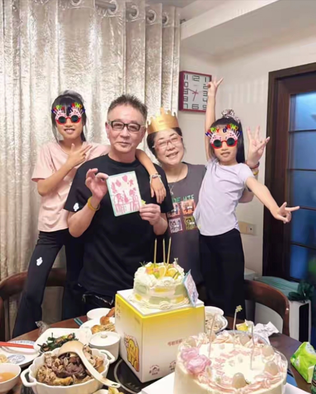 陈赫俩女儿为奶奶庆生，深得爷爷奶奶宠爱，儿子陈赫和张子萱虽然没有在，但有两个乖孙