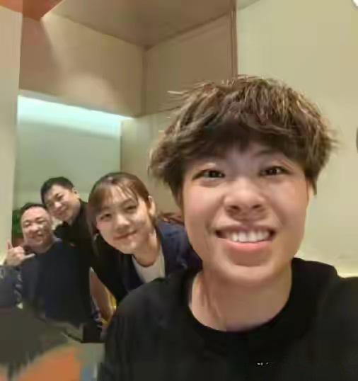 【王艺迪换发型，下决心作出改变】回家过年的大迪，发了一组新发型的照片。这个变化释