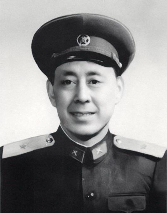 [微风]1952年，一个战士在运炮弹时，突然发现师长有些熟悉，他仔细回想后，就对