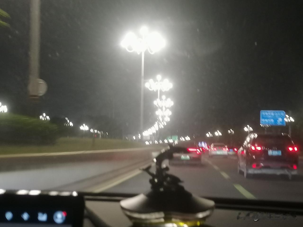 这里的路灯很亮很有特色，一串一串的太漂亮了！