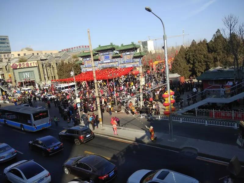 上联：寺静烛影清，求下联庙会人众多