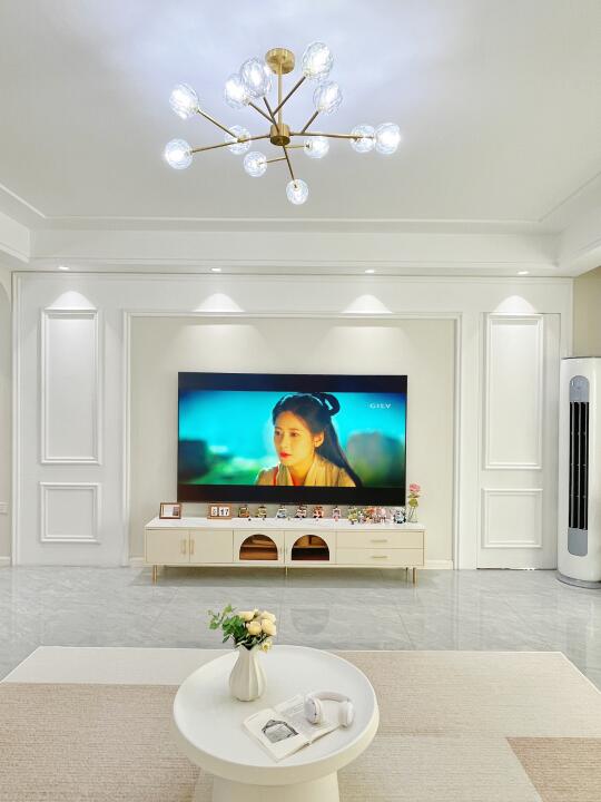 在奶油风客厅的追剧日常